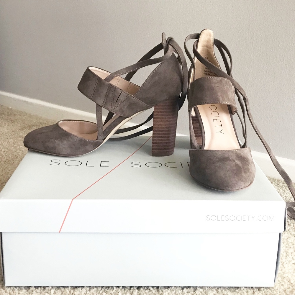 Sole Society Isabeli Pump in Taupe